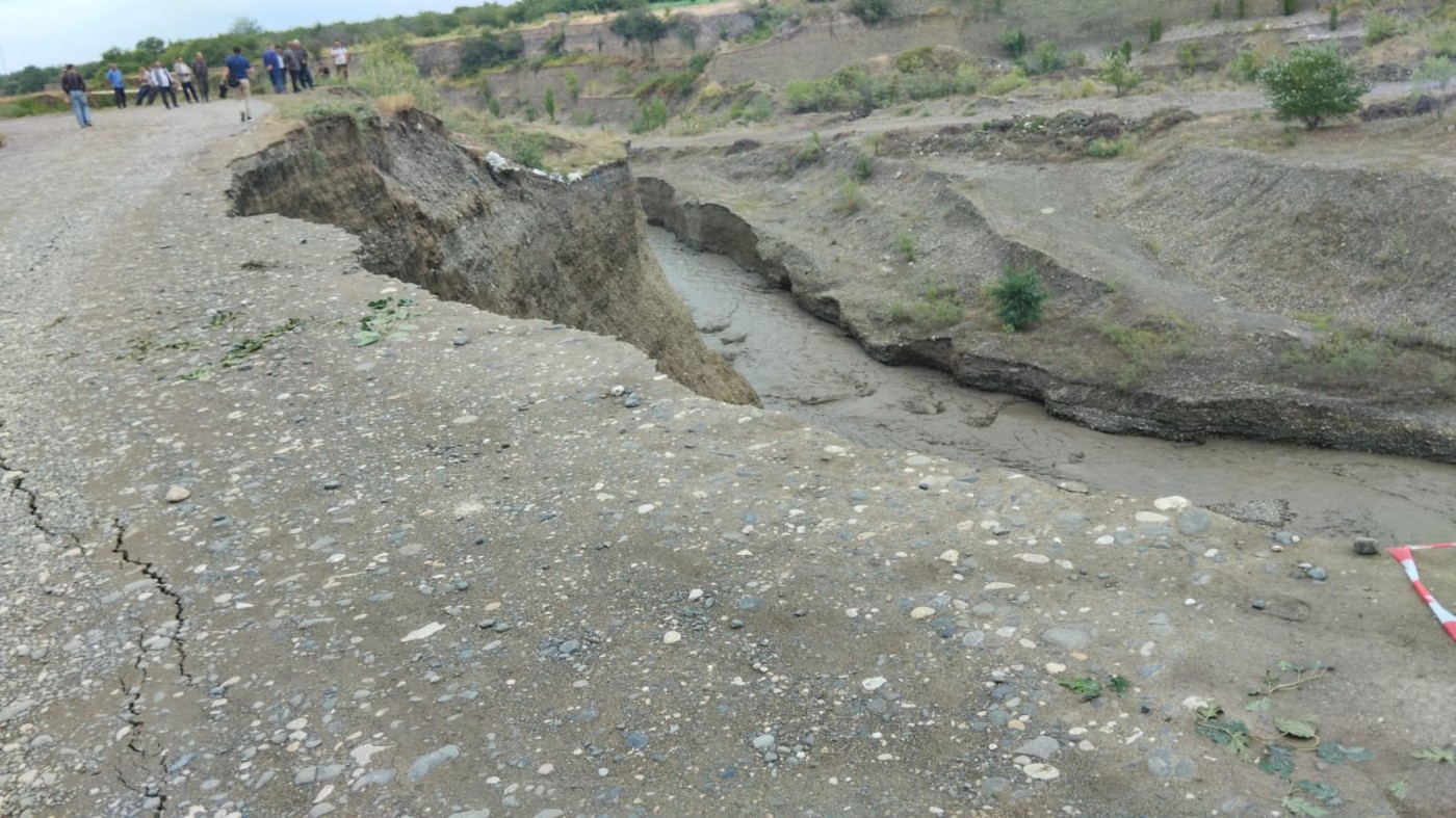 Qudyalçaya gələn güclü sel kənd yolunu uçurdu - FOTO
